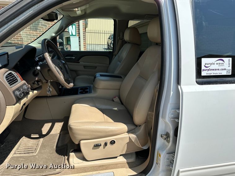 image for item DJ6185 2014 Chevrolet Silverado 2500 HD  Crew Cab pickup truck