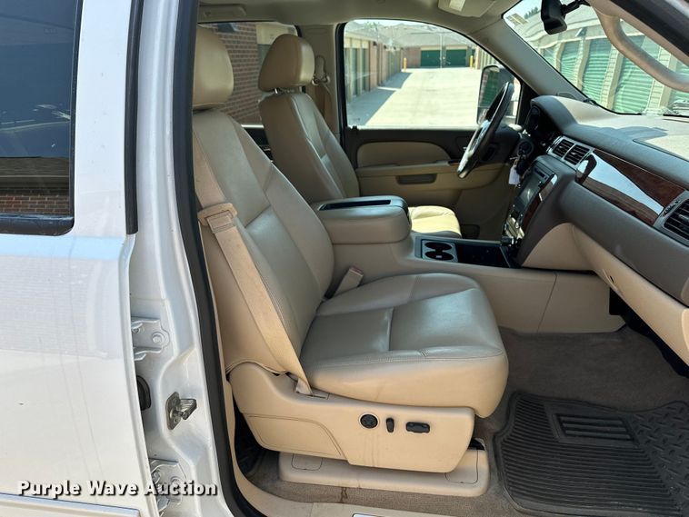 image for item DJ6185 2014 Chevrolet Silverado 2500 HD  Crew Cab pickup truck