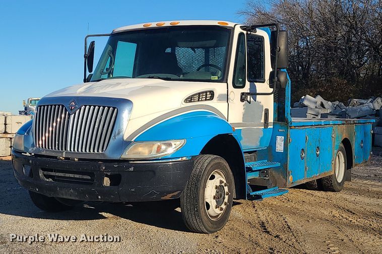 image for item DK4147 2005 International 4300  flatbed truck