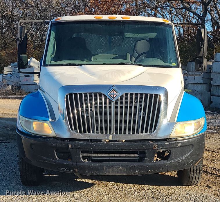 image for item DK4147 2005 International 4300  flatbed truck