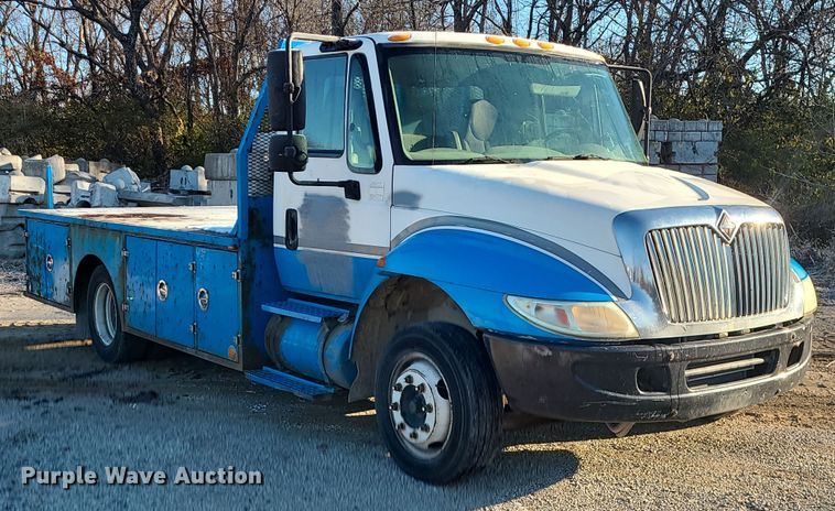 image for item DK4147 2005 International 4300  flatbed truck
