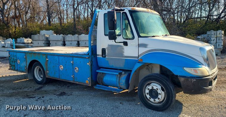 image for item DK4147 2005 International 4300  flatbed truck