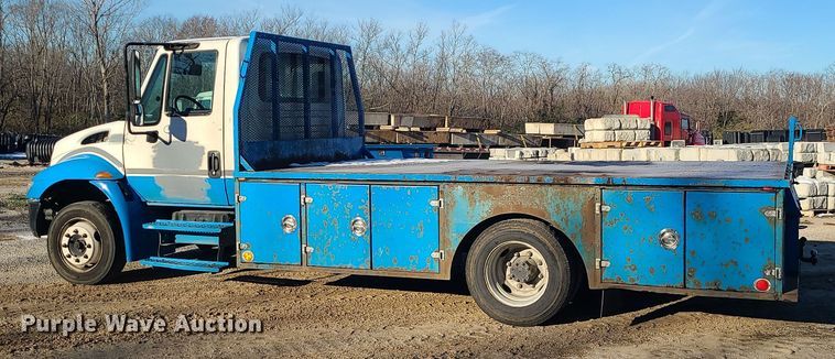 image for item DK4147 2005 International 4300  flatbed truck