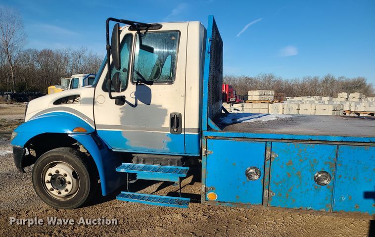 image for item DK4147 2005 International 4300  flatbed truck