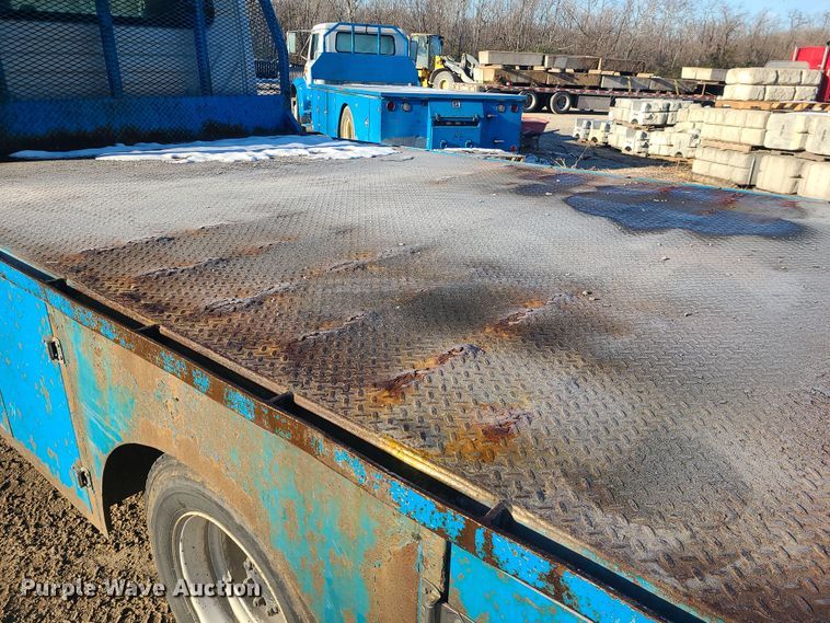 image for item DK4147 2005 International 4300  flatbed truck