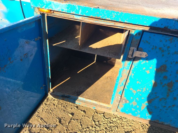 image for item DK4147 2005 International 4300  flatbed truck