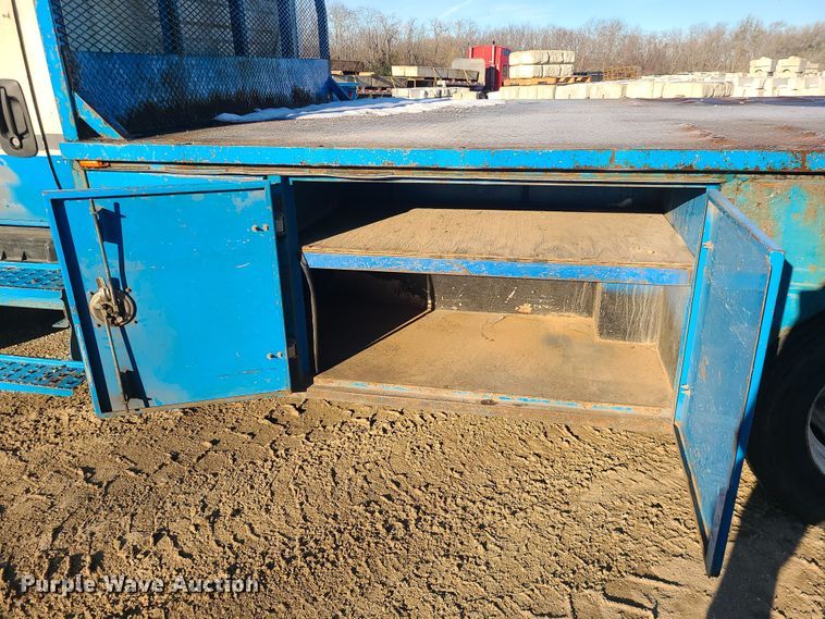 image for item DK4147 2005 International 4300  flatbed truck