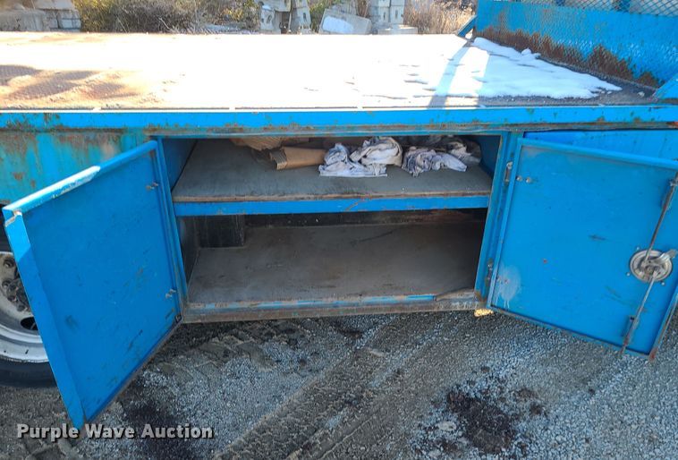 image for item DK4147 2005 International 4300  flatbed truck