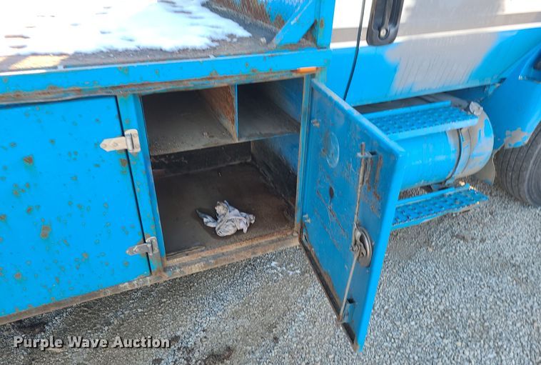 image for item DK4147 2005 International 4300  flatbed truck