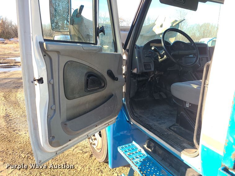 image for item DK4147 2005 International 4300  flatbed truck