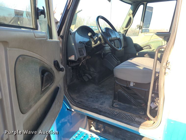 image for item DK4147 2005 International 4300  flatbed truck