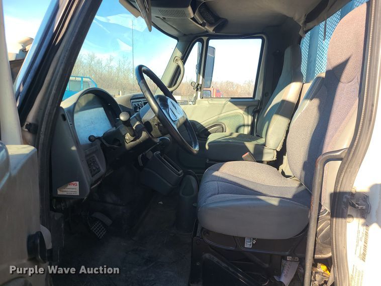 image for item DK4147 2005 International 4300  flatbed truck