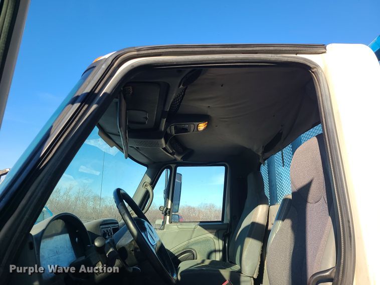 image for item DK4147 2005 International 4300  flatbed truck