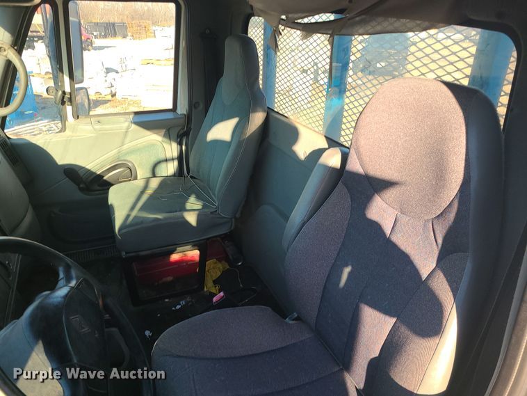 image for item DK4147 2005 International 4300  flatbed truck