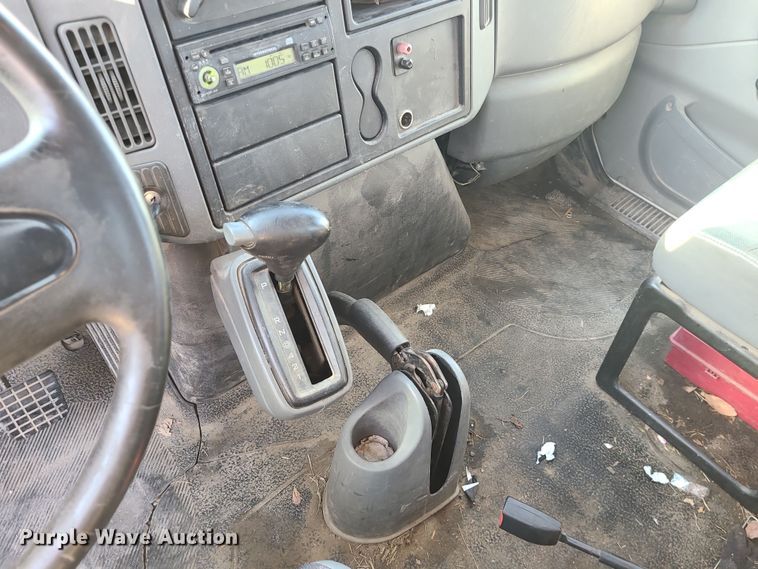 image for item DK4147 2005 International 4300  flatbed truck