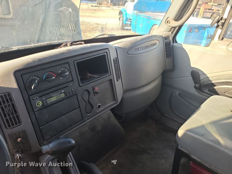 image for item DK4147 2005 International 4300  flatbed truck