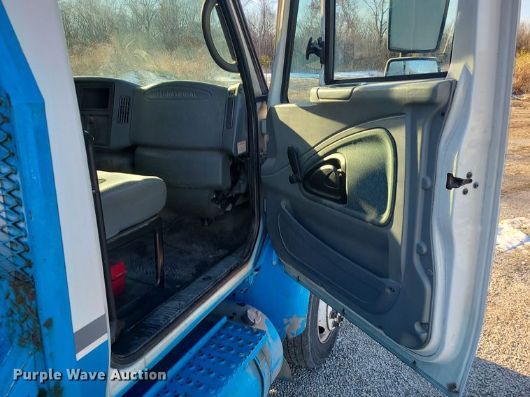 image for item DK4147 2005 International 4300  flatbed truck