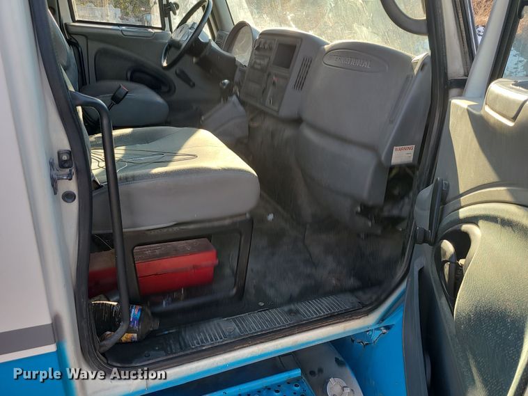 image for item DK4147 2005 International 4300  flatbed truck