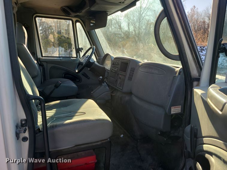 image for item DK4147 2005 International 4300  flatbed truck