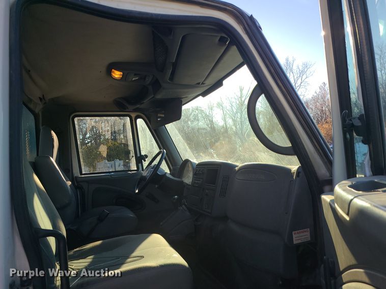 image for item DK4147 2005 International 4300  flatbed truck