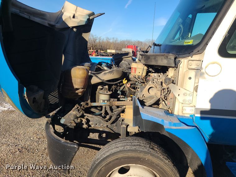 image for item DK4147 2005 International 4300  flatbed truck