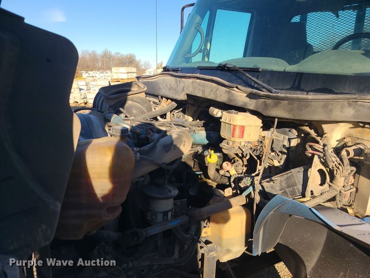 image for item DK4147 2005 International 4300  flatbed truck