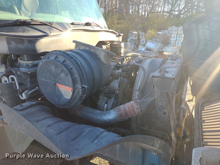 image for item DK4147 2005 International 4300  flatbed truck