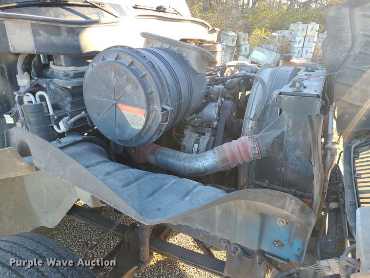 image for item DK4147 2005 International 4300  flatbed truck