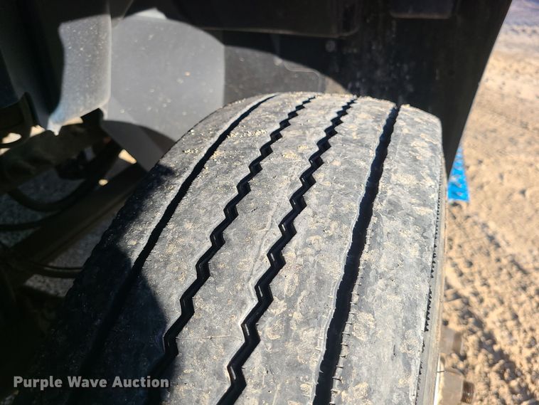 image for item DK4147 2005 International 4300  flatbed truck