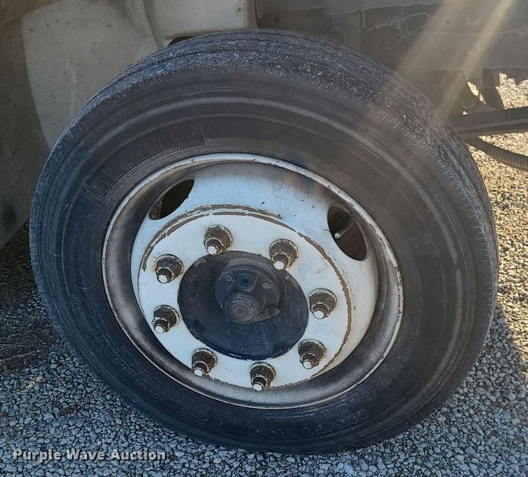 image for item DK4147 2005 International 4300  flatbed truck