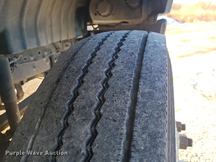 image for item DK4147 2005 International 4300  flatbed truck