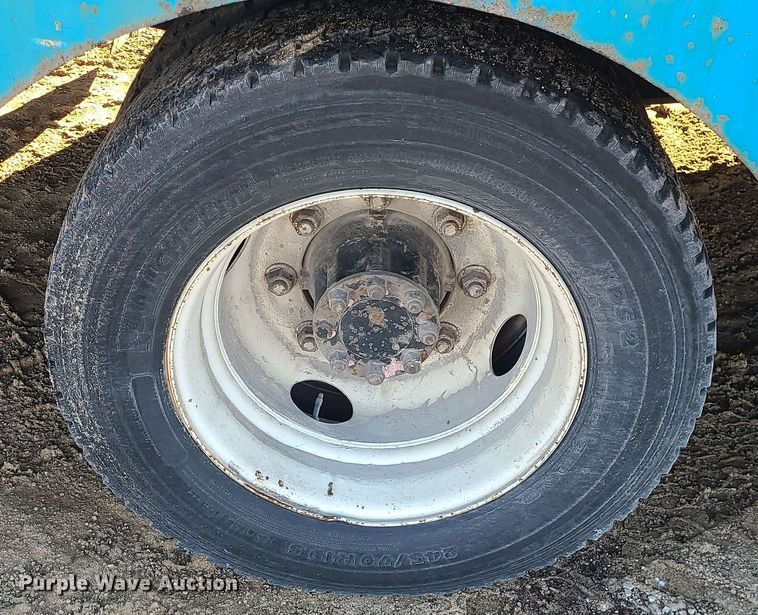 image for item DK4147 2005 International 4300  flatbed truck