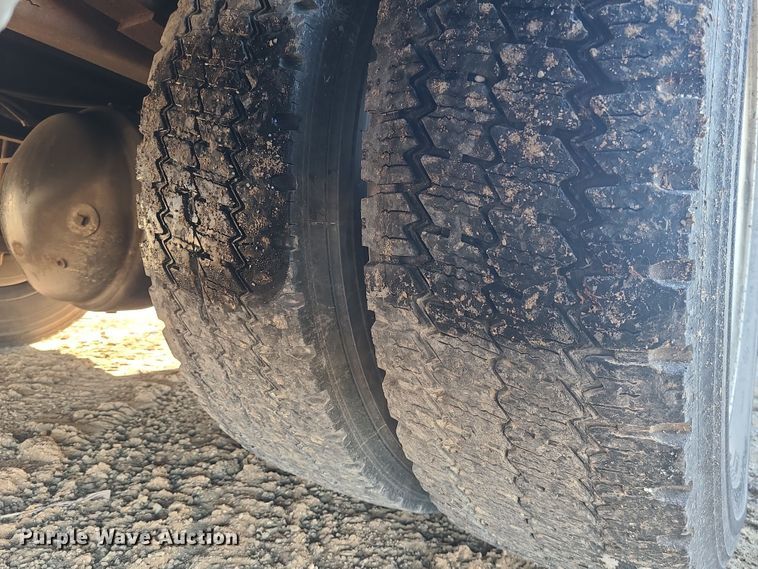 image for item DK4147 2005 International 4300  flatbed truck