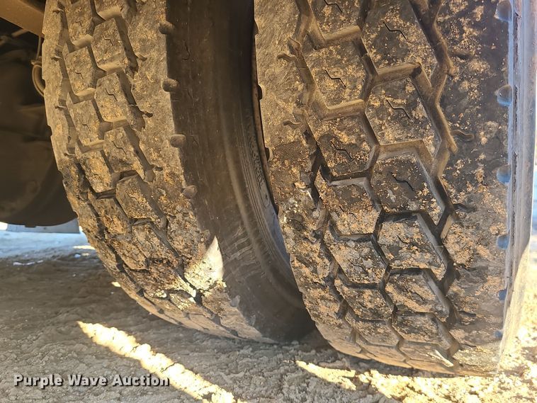 image for item DK4147 2005 International 4300  flatbed truck