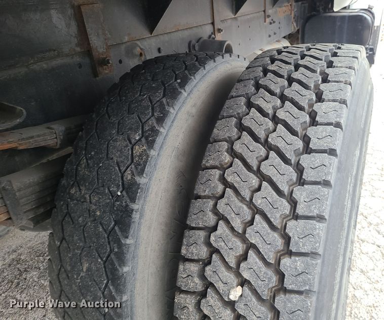 image for item DK4170 2000 Ford F750  flatbed truck