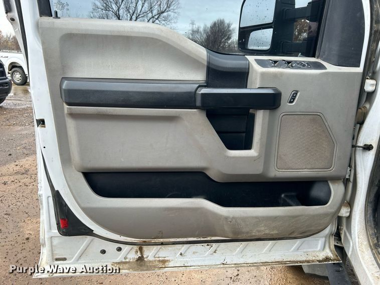 image for item DN0492 2019 Ford F550 XL  SuperCab flatbed truck