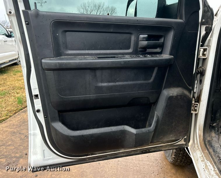 image for item DN0499 2014 Dodge Ram 3500HD  Crew Cab flatbed pickup truck