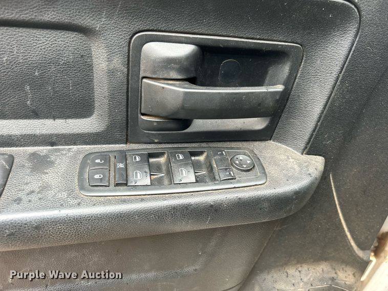 image for item DN0499 2014 Dodge Ram 3500HD  Crew Cab flatbed pickup truck