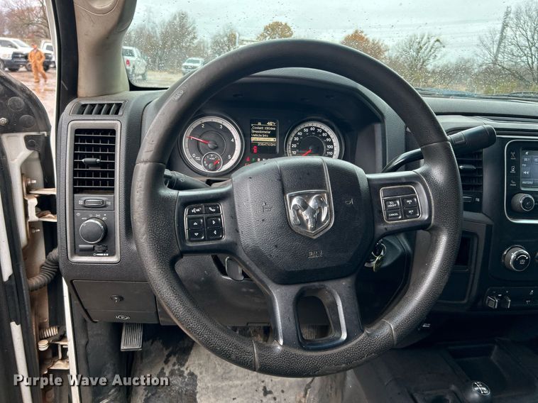 image for item DN0499 2014 Dodge Ram 3500HD  Crew Cab flatbed pickup truck