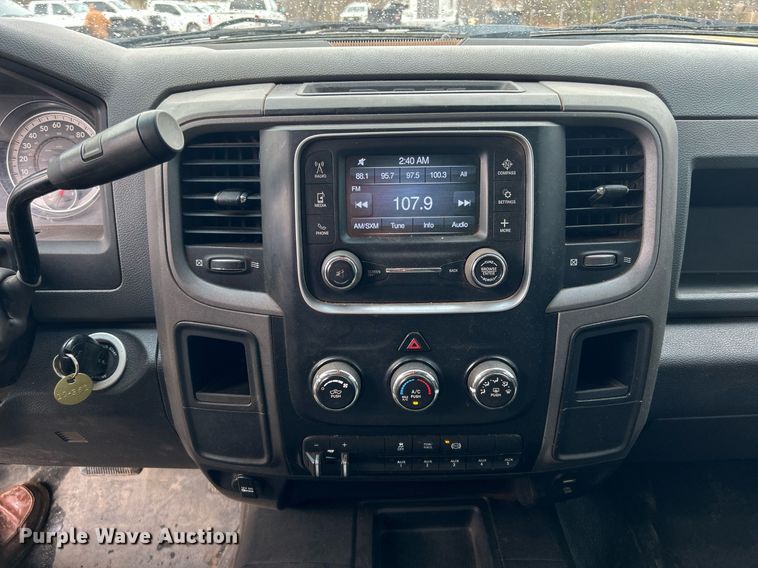 image for item DN0499 2014 Dodge Ram 3500HD  Crew Cab flatbed pickup truck