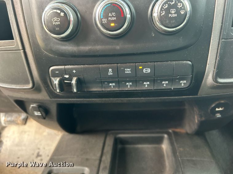 image for item DN0499 2014 Dodge Ram 3500HD  Crew Cab flatbed pickup truck