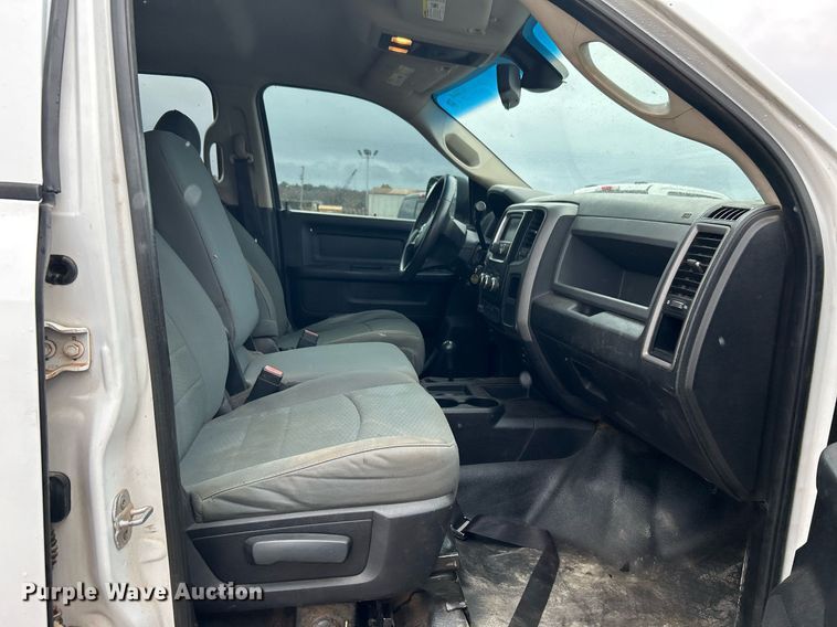 image for item DN0499 2014 Dodge Ram 3500HD  Crew Cab flatbed pickup truck