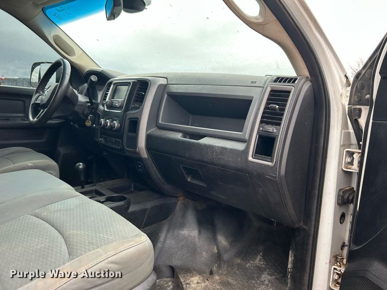 image for item DN0499 2014 Dodge Ram 3500HD  Crew Cab flatbed pickup truck