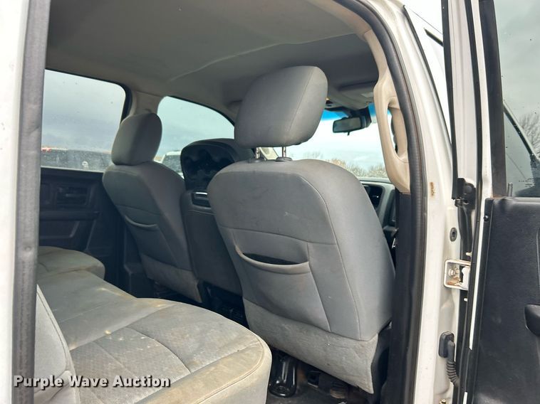 image for item DN0499 2014 Dodge Ram 3500HD  Crew Cab flatbed pickup truck