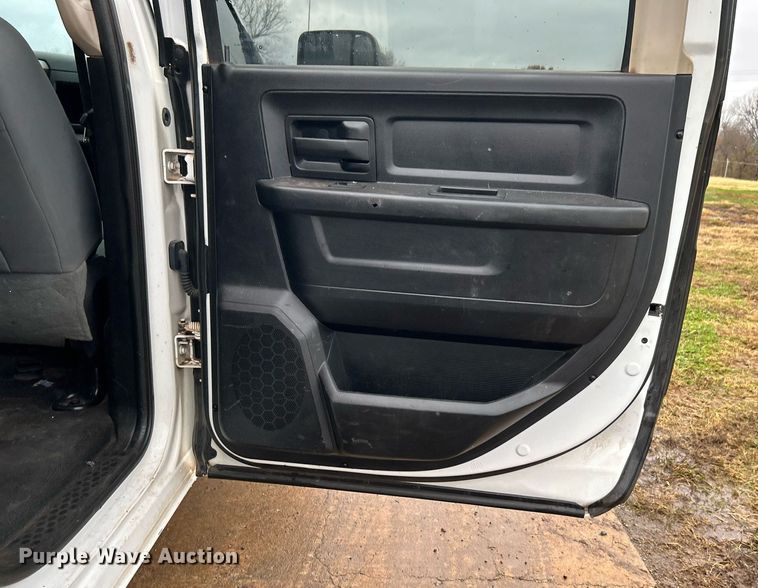 image for item DN0499 2014 Dodge Ram 3500HD  Crew Cab flatbed pickup truck