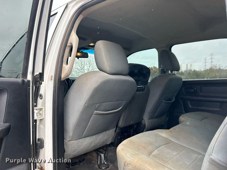 image for item DN0499 2014 Dodge Ram 3500HD  Crew Cab flatbed pickup truck