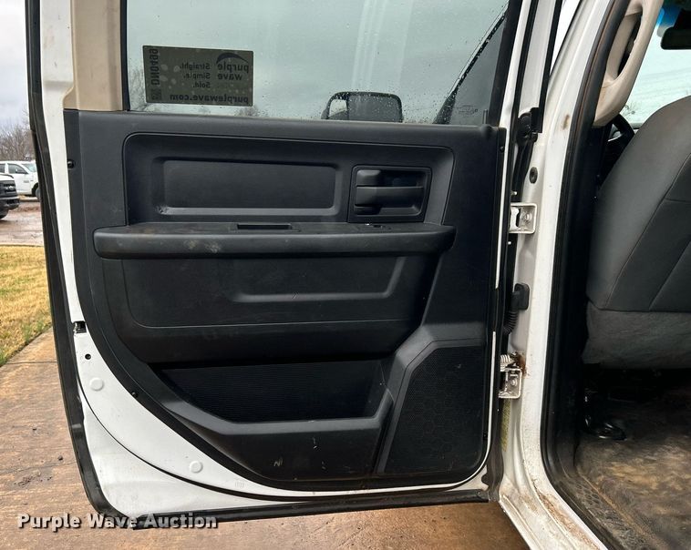 image for item DN0499 2014 Dodge Ram 3500HD  Crew Cab flatbed pickup truck