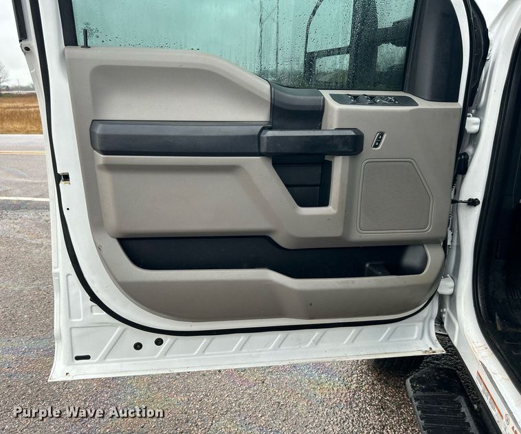 image for item DN0566 2018 Ford F450 Super Duty  Crew Cab flatbed truck