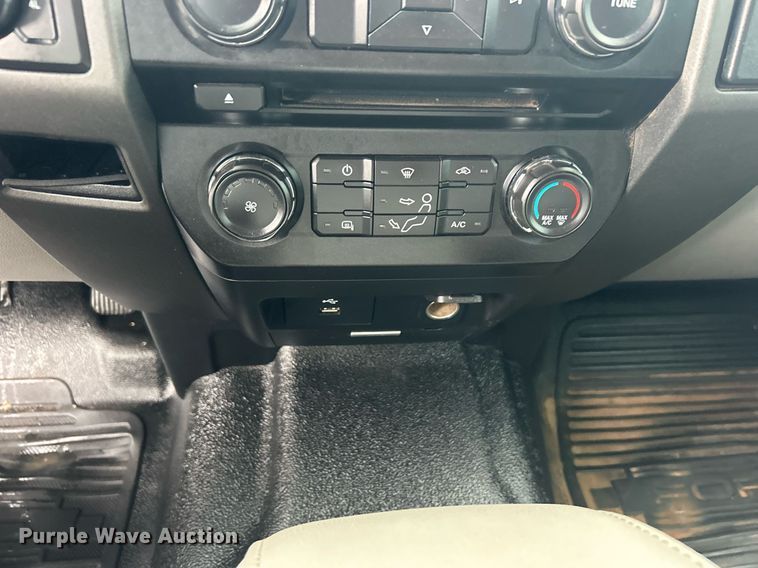 image for item DN0566 2018 Ford F450 Super Duty  Crew Cab flatbed truck