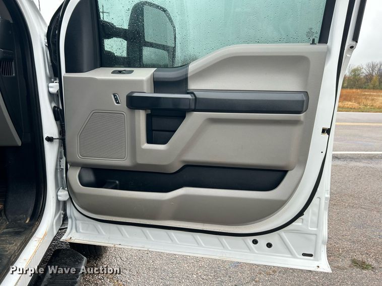 image for item DN0566 2018 Ford F450 Super Duty  Crew Cab flatbed truck